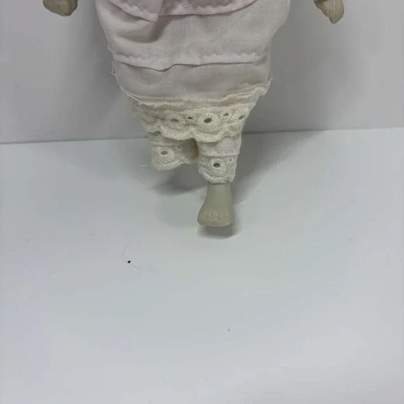 Set Of 3 Miniature Bisque Dolls In Shabby Chic Green Cream Tin Wall Pocket - Picture 8 of 10